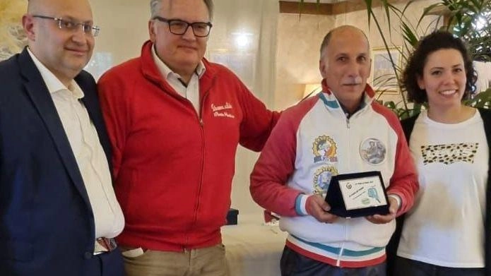 La premiazione del vespista di Pizzo Calabro Luciano Caruso: la targa è un omaggio come vespista più lontano arrivato al raduno