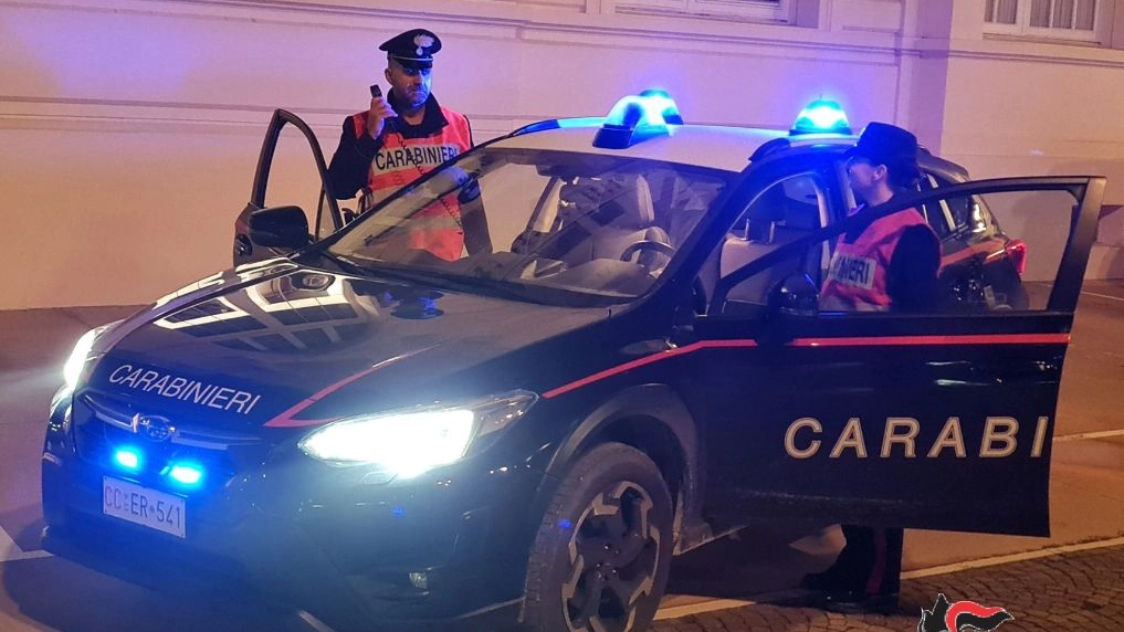 Carabinieri in un'immagine di repertorio. Durante la violenta lite uno dei due rivali ha staccato a morsi la falange del dito all'altro Carabinieri in un'immagine di repertorio. Durante la violenta lite uno dei due rivali ha staccato a morsi la falange del dito all'altro