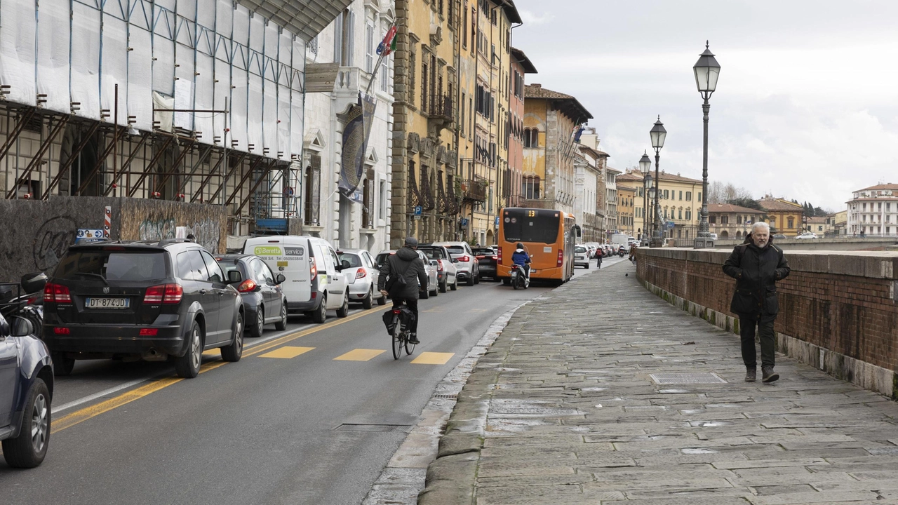 Lungarno, fila di auto (foto Del Punta per Valtriani)
