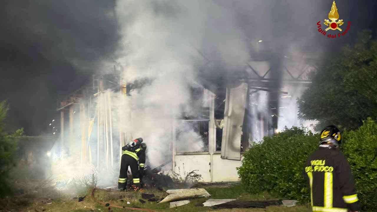 L’intervento dei vigili del fuoco nella notte tra giovedì e ieri a Marinella L’intervento dei vigili del fuoco nella notte tra giovedì e ieri a Marinella