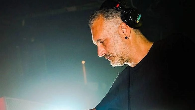 A sinistra, Alex Neri alla console del Tenax di Firenze. A destra, il celebre dj sarzanese insieme agli altri quattro componenti del collettivo dei Planet Funk A sinistra, Alex Neri alla console del Tenax di Firenze. A destra, il celebre dj sarzanese insieme agli altri quattro componenti del collettivo dei Planet Funk