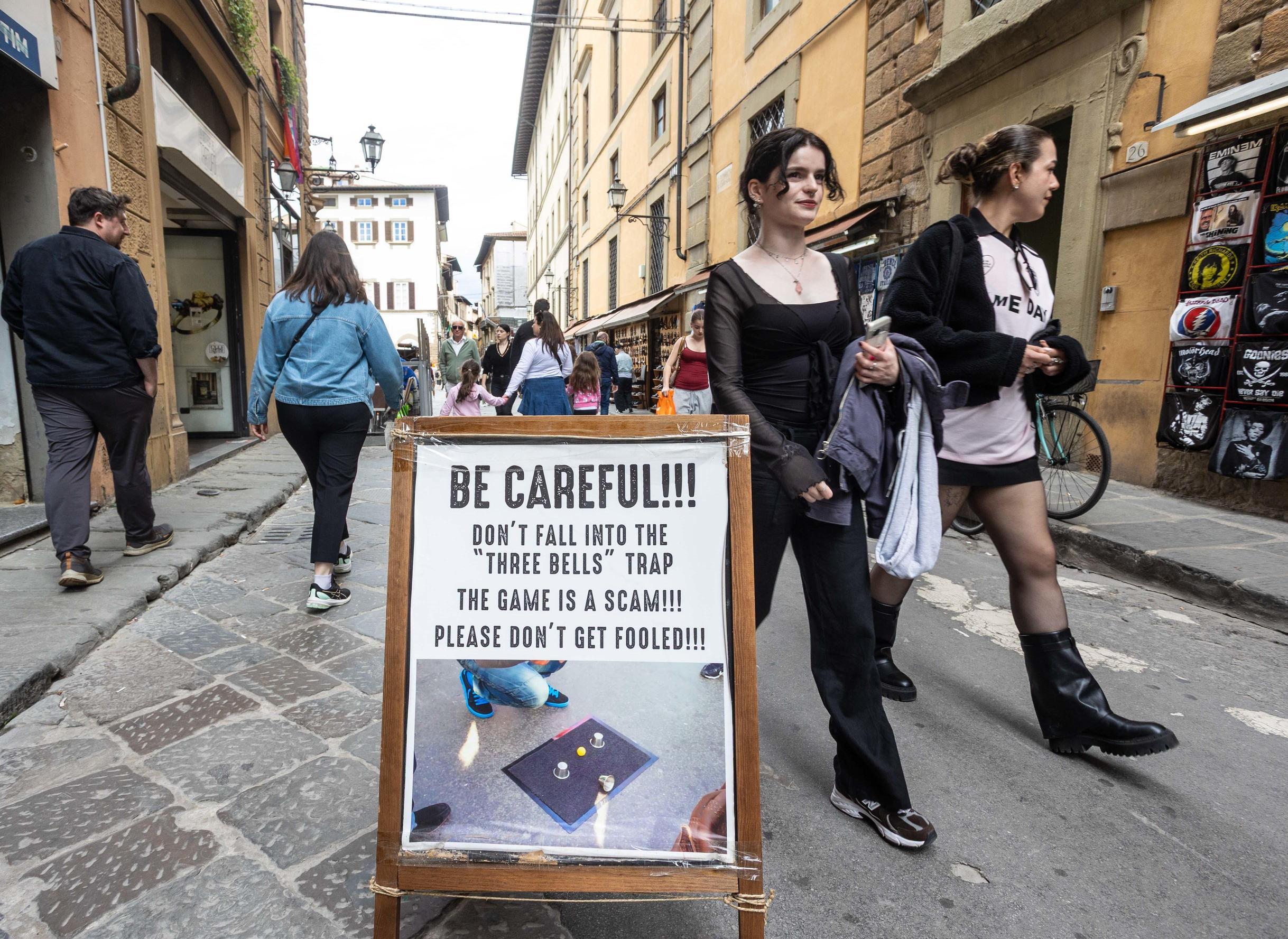https://www.lanazione.it/image-service/view/acePublic/alias/contentid/NGZjZWNiZTUtZTg4MS00/0/cartelli-in-borgo-san-lorenzo-contro-il-gioco-delle-tre-campanelle-fate-particolare-attenzione.jpeg