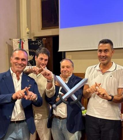https://www.lanazione.it/image-service/view/acePublic/alias/contentid/NGZkOTJjNDAtMDUzZC00/0/vannacci-in-posa-per-la-decima-mas-lanpi-di-sansepolcro-insorge-gesto-inaccettabile-in-comune.jpeg?f=1.90:1&h=630
