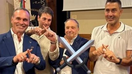 La foto in sala consiliare che ha suscitato la reazione dell’Anpi dell’ex generale tutta in maiuscolo – «Io conosco una sola flottiglia: la Decima!» – con tanto di segno «X» fatto con le dita da lui, dal candidato consigliere aretino alle regional Cristiano Romani La foto in sala consiliare che ha suscitato la reazione dell’Anpi dell’ex generale tutta in maiuscolo – «Io conosco una sola flottiglia: la Decima!» – con tanto di segno «X» fatto con le dita da lui, dal candidato consigliere aretino alle regional Cristiano Romani