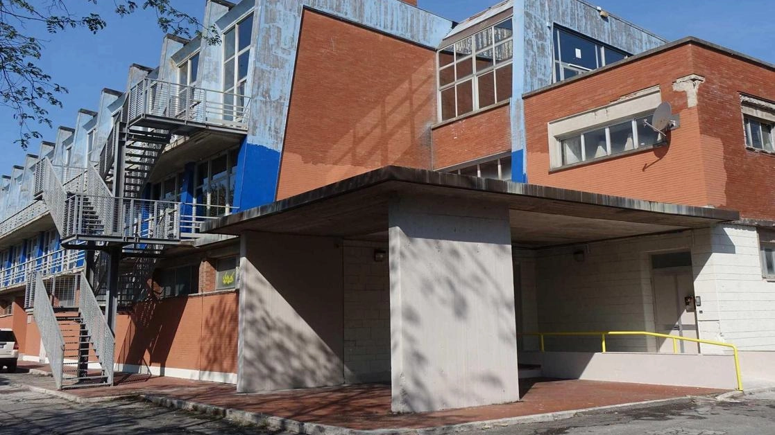 Uno degli ingressi del Palazzetto dello Sport è stato forzato: furti e danni all’interno come già capitato altre volte in passato Uno degli ingressi del Palazzetto dello Sport è stato forzato: furti e danni all’interno come già capitato altre volte in passato