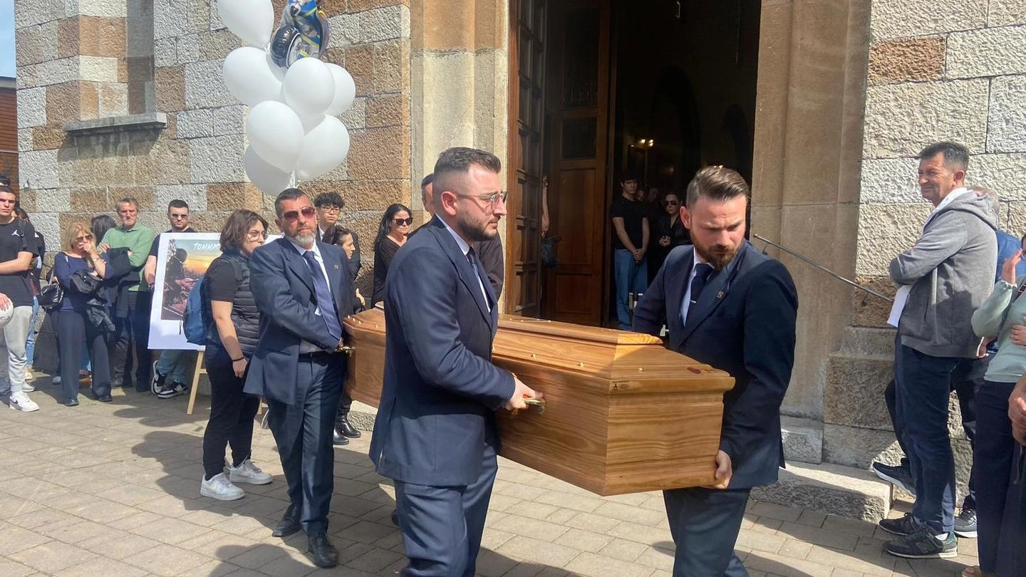 Un momento dei funerali che si sono svolti ieri pomeriggio nella chiesa di Santa Maria Maddalena, a Prato