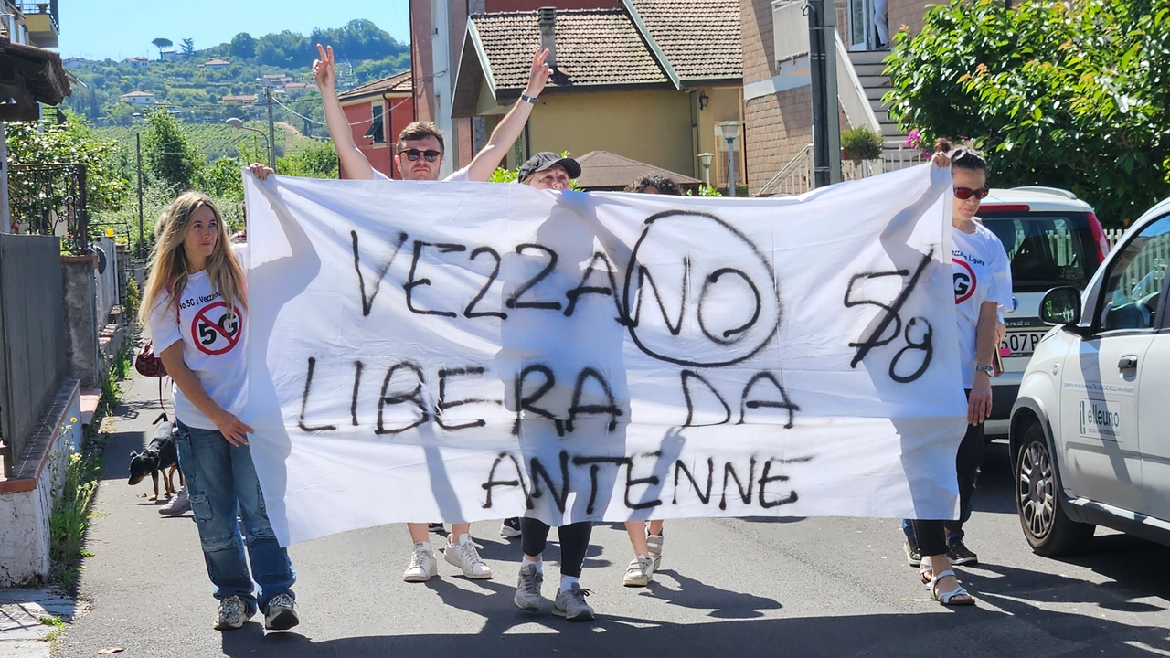“Non vogliamo il 5G”. Passeggiata di protesta del gruppo anti-antenne per le strade di Vezzano