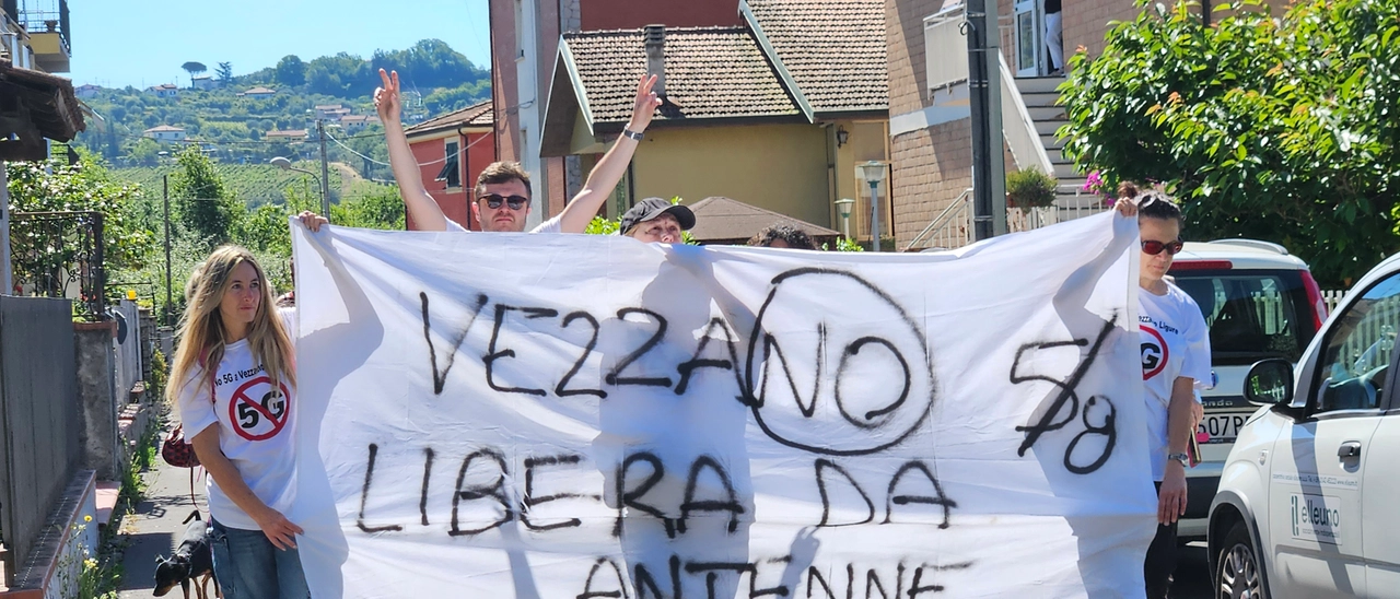 “Non vogliamo il 5G”. Passeggiata di protesta del gruppo anti-antenne per le strade di Vezzano
