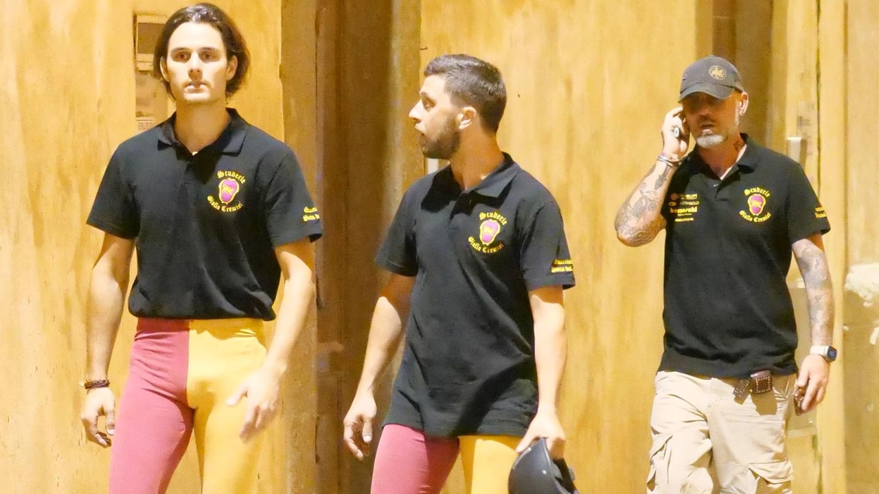 Matteo Vitellozzi e Francesco Rossi. Alle loro spalle il capitano di Porta del Foro Diego Giusti Matteo Vitellozzi e Francesco Rossi. Alle loro spalle il capitano di Porta del Foro Diego Giusti