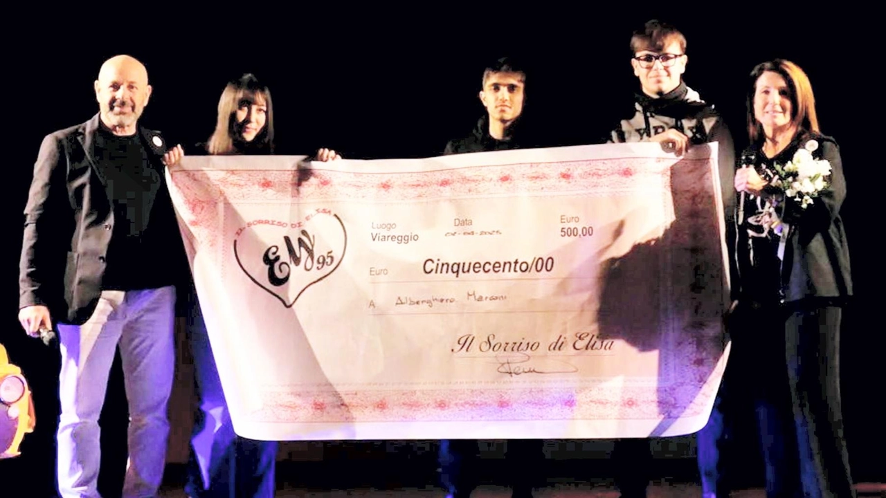 I ragazzi sul palco del teatro Jenco insieme ai genitori di Elisa Pezzini che hanno creato una onlus in ricordo della loro figlia deceduta a 20 anni