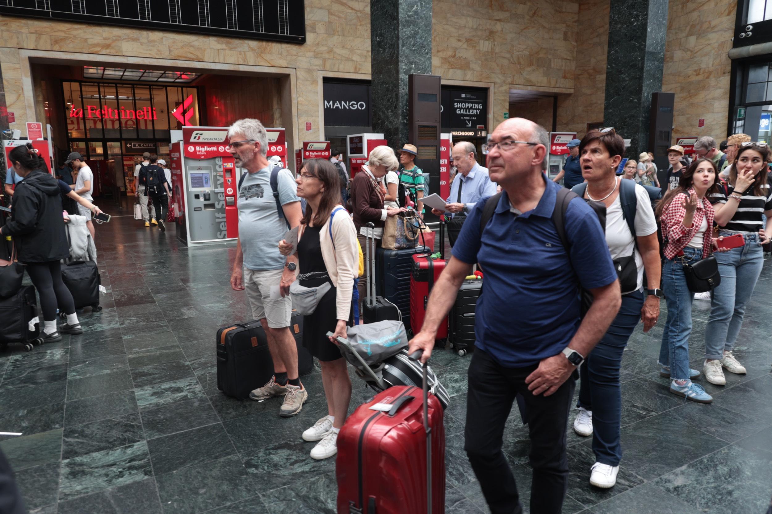 https://www.lanazione.it/image-service/view/acePublic/alias/contentid/NGZmMzc3ZjMtNTYwYS00/0/turisti-alla-stazione-di-firenze.jpeg
