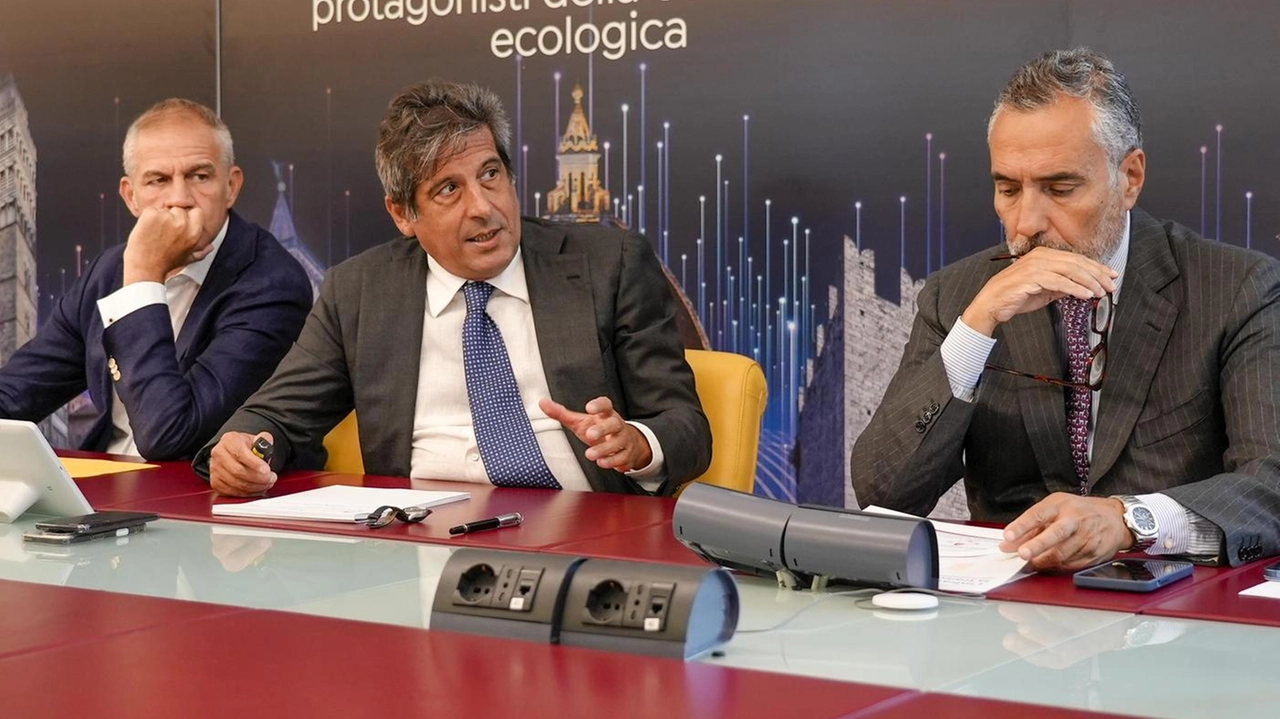 Da sinistra il presidente esecutivo di Estra, Francesco Macrì, l’amministratore delegato di Alia Multiutility Alberto Irace e Demetrio Mauro, chief financial officer di Alia Multiutility durante la presentazione del piano industriale ’25-’29