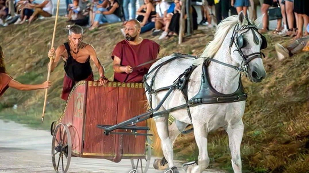 Con “Hispellvm“, Spello rievoca i fasti. dell’epoca romana con un ricco cartellone di cortei, riti, mercati, sfide, banchetti, spettacoli e storie