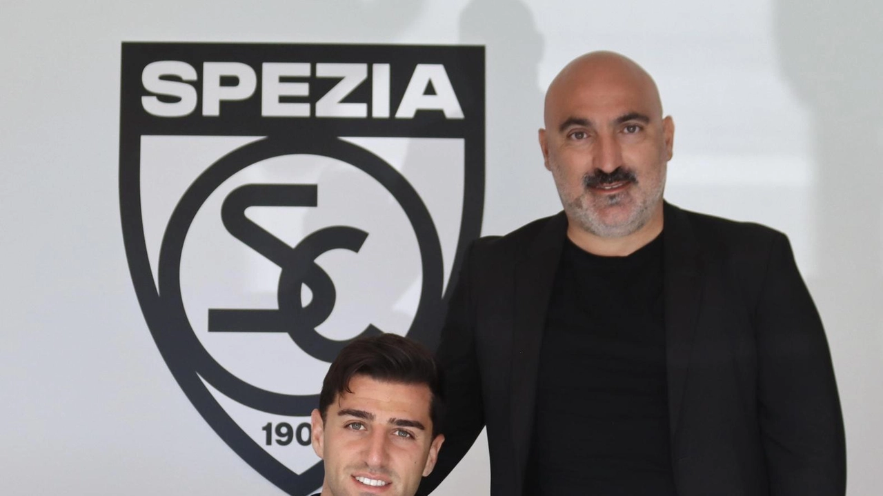Antonio Candela con il direttore sportivo dello Spezia. Stefano Melissano: per l’esterno classe 2000 in ritorno a Spezia ha giocato nelle giovanili