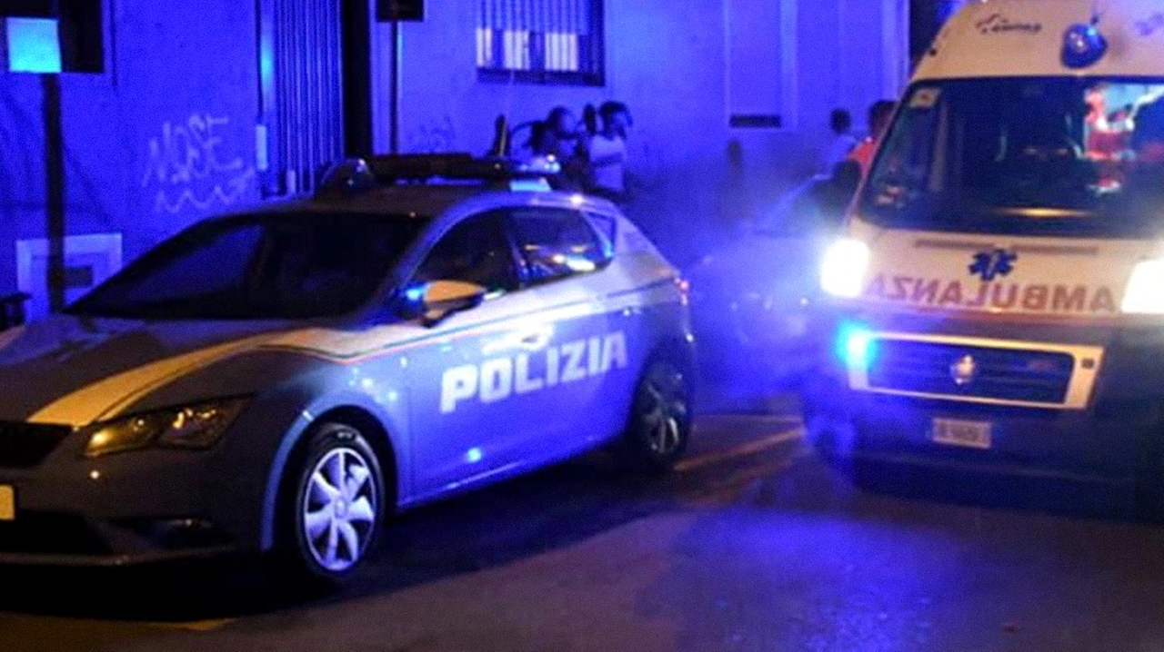 Sul posto sono intervenuti gli agenti della Questura e il 118 (foto di repertorio)