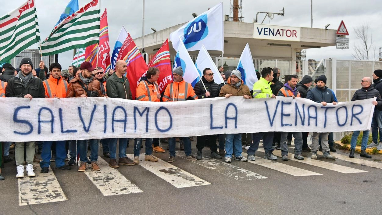 Una delle numerose manifestazioni di protesta davanti alla Venator (Foto Agostini) Una delle numerose manifestazioni di protesta davanti alla Venator (Foto Agostini)