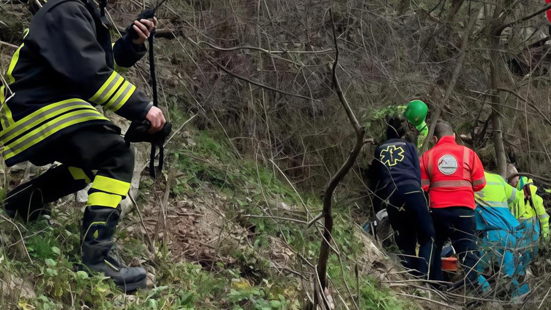 Mamma muore in auto nel burrone. In bilico 50 metri poi precipita. Lavorava alla Pam, aveva una figlia