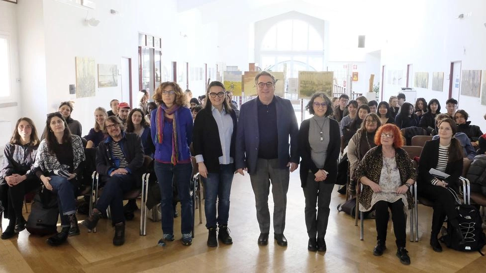 Gli studenti inglesi insieme ai colleghi del Politecnico di Milano nella sala comunale di Arpiola con il sindaco Novoa (Foto Pasquali) Gli studenti inglesi insieme ai colleghi del Politecnico di Milano nella sala comunale di Arpiola con il sindaco Novoa (Foto Pasquali)