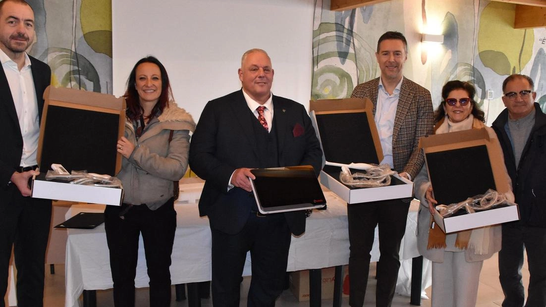 Ieri la consegna della strumentazione e l’inaugurazione delle coperture. Fondi provenienti dal Bando Bucalossi e dal contributo di Medical Group. Ieri la consegna della strumentazione e l’inaugurazione delle coperture. Fondi provenienti dal Bando Bucalossi e dal contributo di Medical Group.