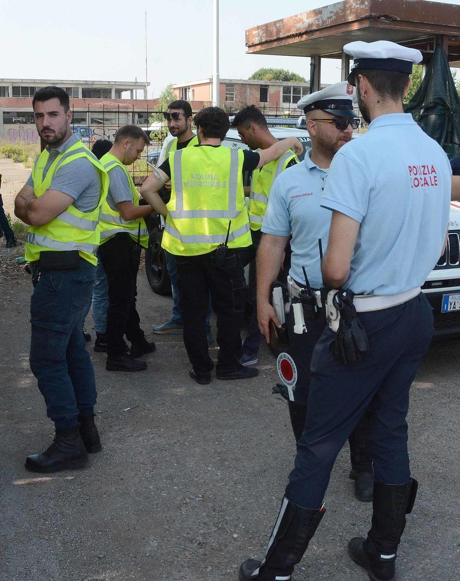Blitz nel "condominio" ex Lebole. Sorpresi e cacciati 10 senzatetto Blitz nel "condominio" ex Lebole. Sorpresi e cacciati 10 senzatetto