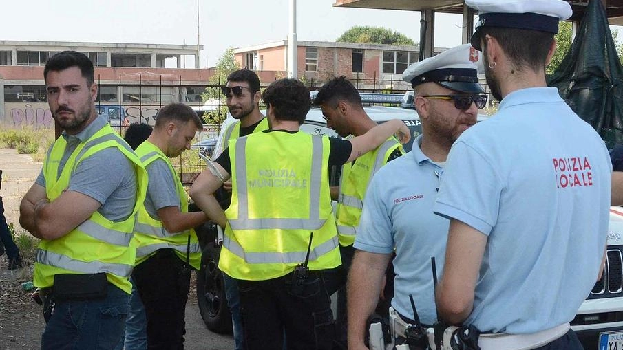 Accampati negli uffici tra giacigli e rifiuti: ognuno camere fisse. Operazione in accordo con la proprietà Accampati negli uffici tra giacigli e rifiuti: ognuno camere fisse. Operazione in accordo con la proprietà
