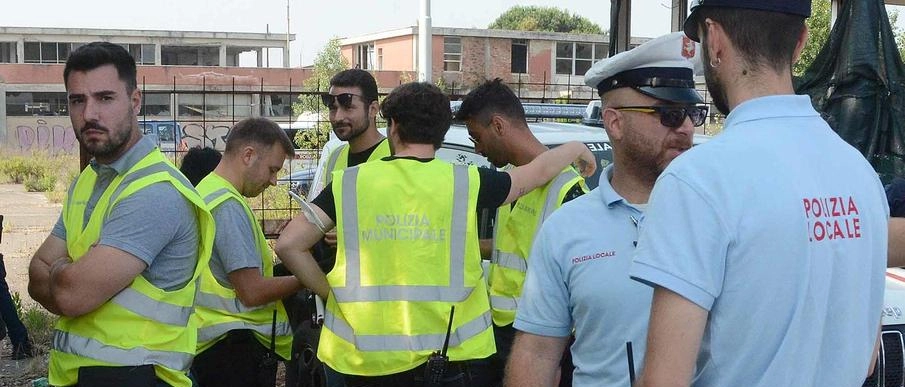 Blitz nel "condominio" ex Lebole. Sorpresi e cacciati 10 senzatetto