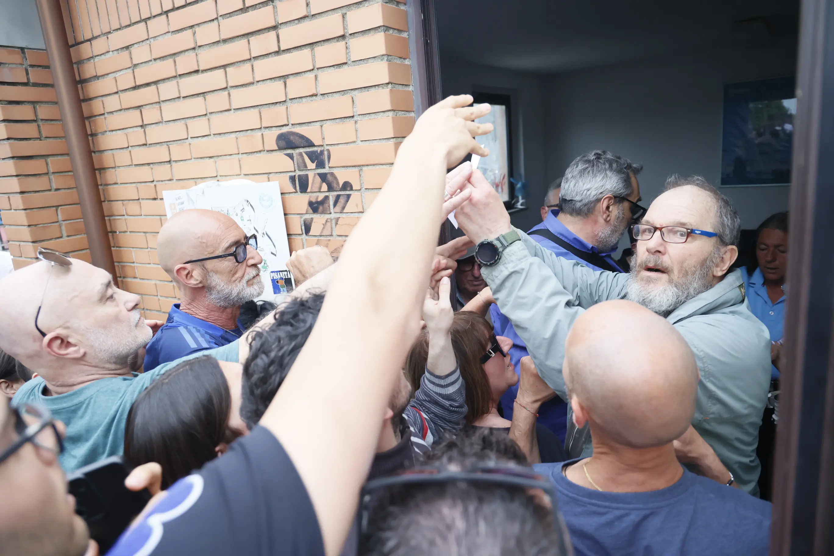 Maxischermi all’Arena per Bari-Pisa: code e caos per i tagliandi