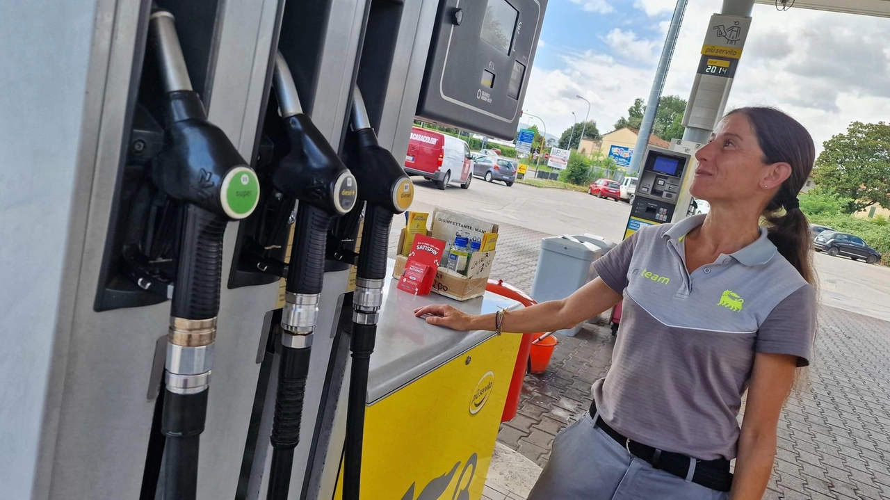 Quasi tutti i distributori della provincia vendono il self sotto 1,90 al litro. Quattordici stazioni scendono sotto 1,80: sono le migliori per il pieno. Quadro peggiore di fine 2023, assai migliore rispetto a un anno fa. . Quasi tutti i distributori della provincia vendono il self sotto 1,90 al litro. Quattordici stazioni scendono sotto 1,80: sono le migliori per il pieno. Quadro peggiore di fine 2023, assai migliore rispetto a un anno fa. .