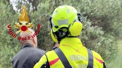 Un momento delicato delle operazioni di soccorso (foto Vvf) Un momento delicato delle operazioni di soccorso (foto Vvf)