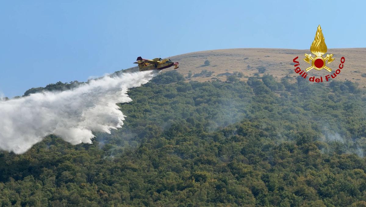 Incendio a Roccalbegna, le fiamme corrono veloci. Minacciate le case, Canadair ed elicotteri in azione