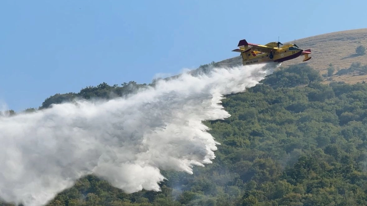 Canadair in azione (foto Vigili del Fuoco)