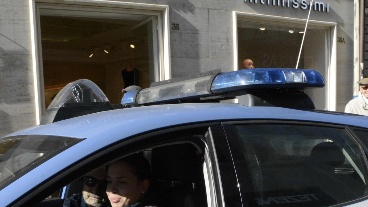 Quattro agenti di polizia a Grosseto salvano un uomo in crisi suicidale con grande sensibilità e preparazione. Grazie alla loro tempestività e capacità di gestione, l'epilogo è stato positivo. Quattro agenti di polizia a Grosseto salvano un uomo in crisi suicidale con grande sensibilità e preparazione. Grazie alla loro tempestività e capacità di gestione, l'epilogo è stato positivo.