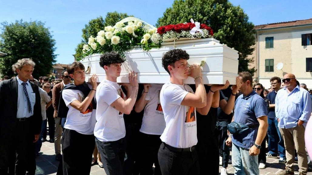 Tantissime persone ieri nella chiesa di Capannori per l’ultimo saluto alla 17enne morta in un incidente. Le amiche della EMgioy le dedicano i versi di Arisa: "La vita può allontanarci, l’amore poi continuerà". Tantissime persone ieri nella chiesa di Capannori per l’ultimo saluto alla 17enne morta in un incidente. Le amiche della EMgioy le dedicano i versi di Arisa: "La vita può allontanarci, l’amore poi continuerà".