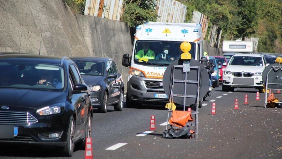 Con le perenni. interruzioni per lavori sull’Autopalio basta un mezzo pesante in panne per determinare code chilometriche e le conseguenti. aspre polemiche Con le perenni. interruzioni per lavori sull’Autopalio basta un mezzo pesante in panne per determinare code chilometriche e le conseguenti. aspre polemiche