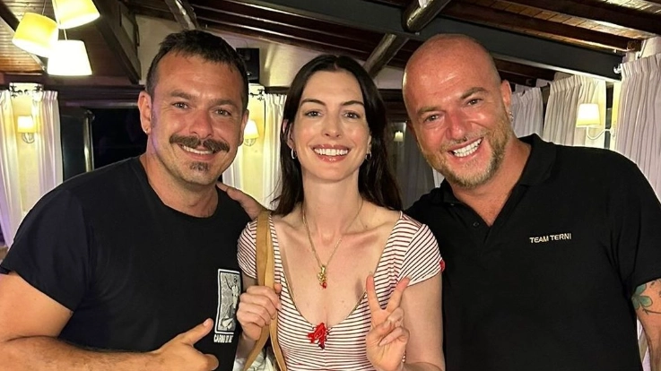Anne Hathaway sceglie la Maremma: per l’attrice Usa cena nella nota locanda
