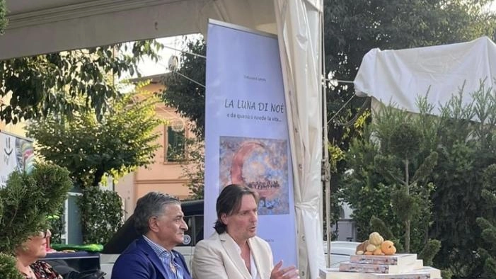 Emiliano Caponi, scrittore e pittore montecatinese, presenterà il suo libro "La luna di Noè" in un evento benefico a Montecatini. La storia personale di lotta contro il linfoma raccontata con speranza e positività. Emiliano Caponi, scrittore e pittore montecatinese, presenterà il suo libro "La luna di Noè" in un evento benefico a Montecatini. La storia personale di lotta contro il linfoma raccontata con speranza e positività.