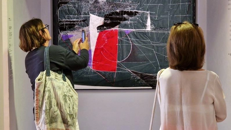 Una delle opere di Maria Lai esposte a Palazzo de’ Rossi Una delle opere di Maria Lai esposte a Palazzo de’ Rossi