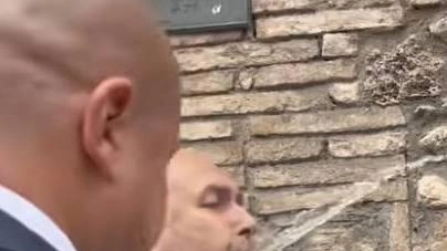 Polemica social con un contestatore e appuntamento alle 17 in Comune. L’acqua presa da una bottiglietta e le grida, poi l’apparente pace fatta . Polemica social con un contestatore e appuntamento alle 17 in Comune. L’acqua presa da una bottiglietta e le grida, poi l’apparente pace fatta .