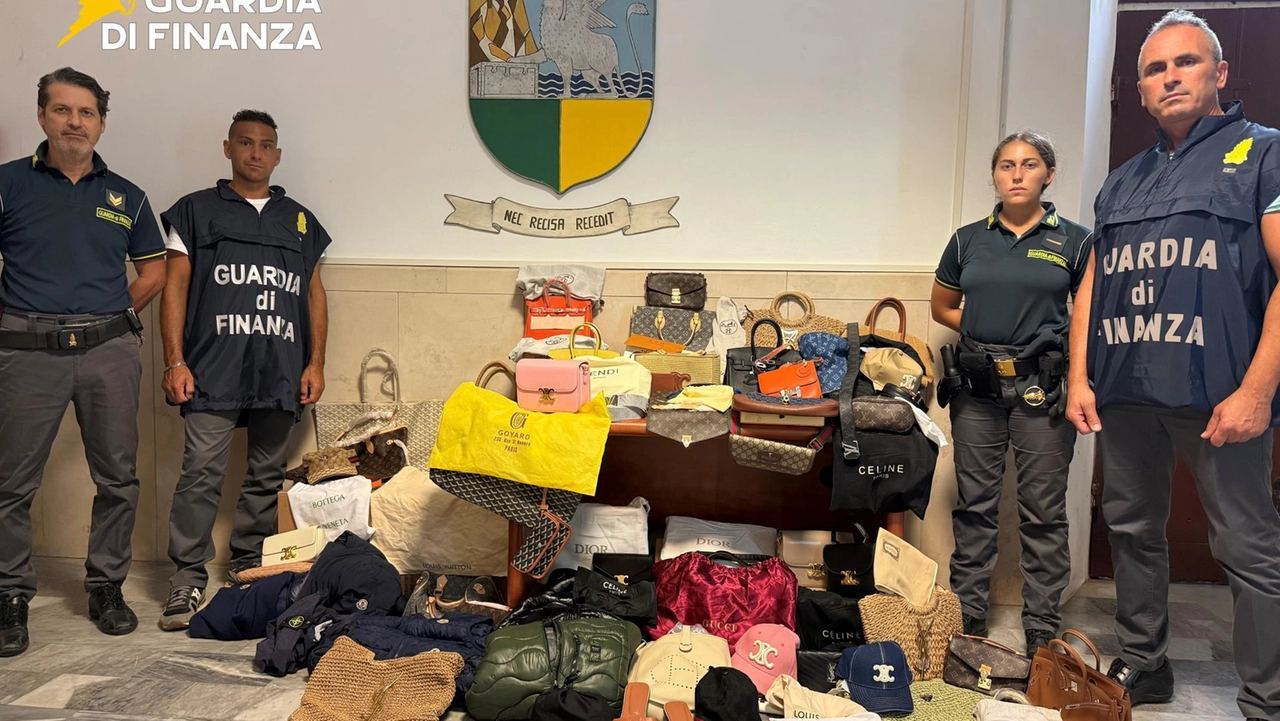 Parte del materiale sequestrato dagli uomini della guardia di finanza di Viareggio Parte del materiale sequestrato dagli uomini della guardia di finanza di Viareggio