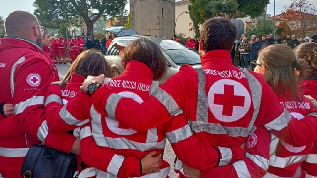 Volontari della Croce Rossa (foto Ansa) 