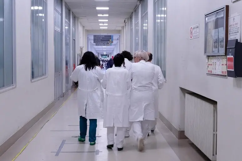 Odissea di una paziente, piano terapeutico lumaca: “Medici introvabili”
