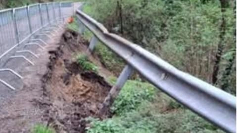 La porzione di strada che ha ceduto nella zona della valle del Brandeglio Ora i residenti chiedono interventi di messa in sicurezza La porzione di strada che ha ceduto nella zona della valle del Brandeglio Ora i residenti chiedono interventi di messa in sicurezza