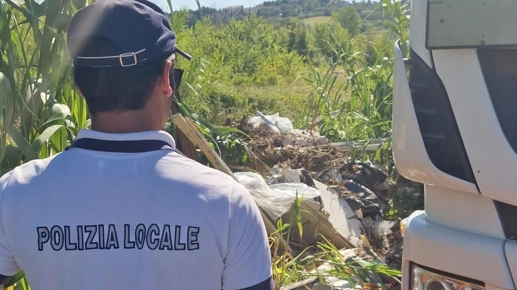Frigoriferi e materassi in strada. Scaricatori incastrati dai video