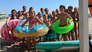 A Viareggio si sono svolte le "Ciambelliadi", Olimpiadi delle Ciambelle con la partecipazione di bambini in una divertente competizione sulla spiaggia. Un evento che promuove il divertimento e la partecipazione senza competizione. A Viareggio si sono svolte le "Ciambelliadi", Olimpiadi delle Ciambelle con la partecipazione di bambini in una divertente competizione sulla spiaggia. Un evento che promuove il divertimento e la partecipazione senza competizione.