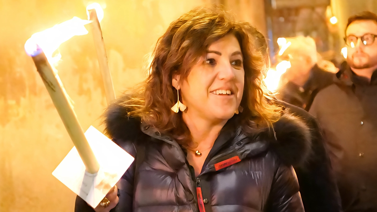 L’onorevole Tiziana Nisini durante la fiaccolata per Mugnai. A destra, Sandro Mugnai
