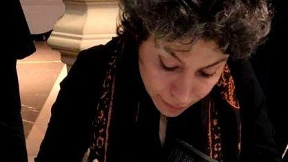 La fumettista Nassim Honaryar durante un firma copie del suo primo libro «Ninna nanna a Teheran». che racconta la storia di un gruppo di bambini di strada