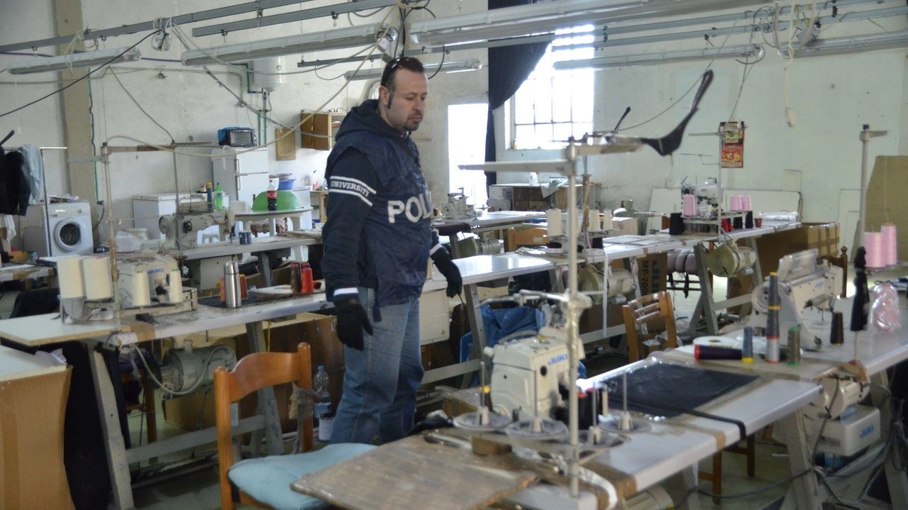 Controlli della polizia in un laboratorio abusivo a Prato