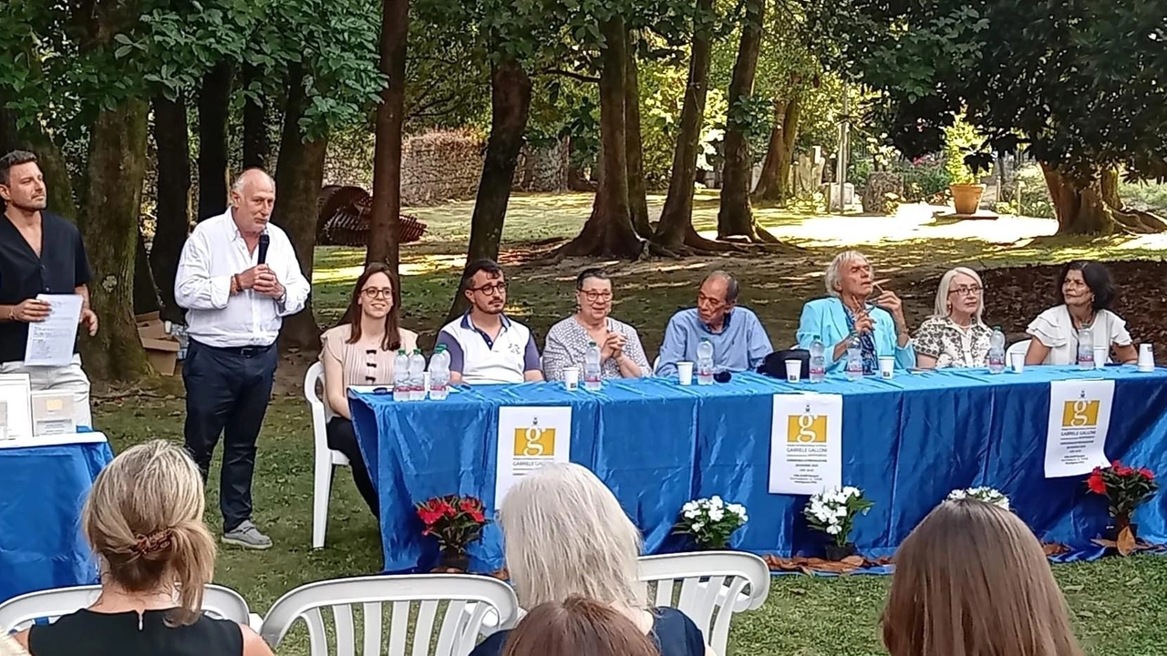 Un’immagine della cerimonia di premiazione a Vlla Schiff di Montignoso con il sindaco Gianni Lorenzetti Un’immagine della cerimonia di premiazione a Vlla Schiff di Montignoso con il sindaco Gianni Lorenzetti