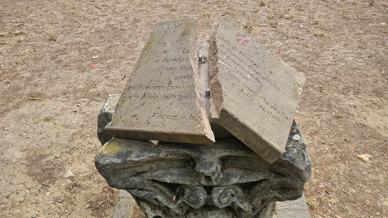 La lapide vandalizzata La lapide vandalizzata