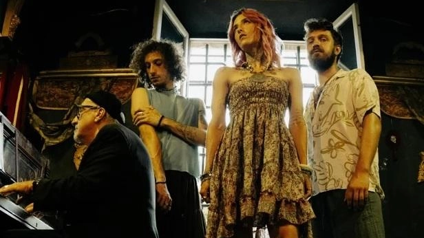 I Marilyn pubblicano una versione orchestrale del loro ultimo singolo Kennedy con un docufilm sulla bellezza, diretto da Marco Bergamini,... I Marilyn pubblicano una versione orchestrale del loro ultimo singolo Kennedy con un docufilm sulla bellezza, diretto da Marco Bergamini,...